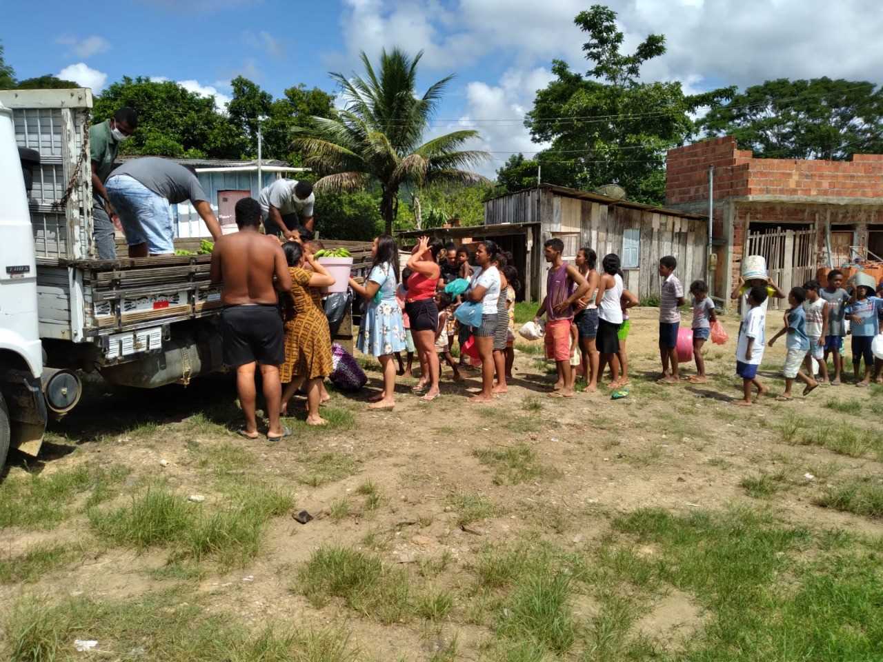 Camacã: Secretaria de Agricultura anuncia a chegada de água para 2 Assentamentos e faz entrega de alimentos para famílias